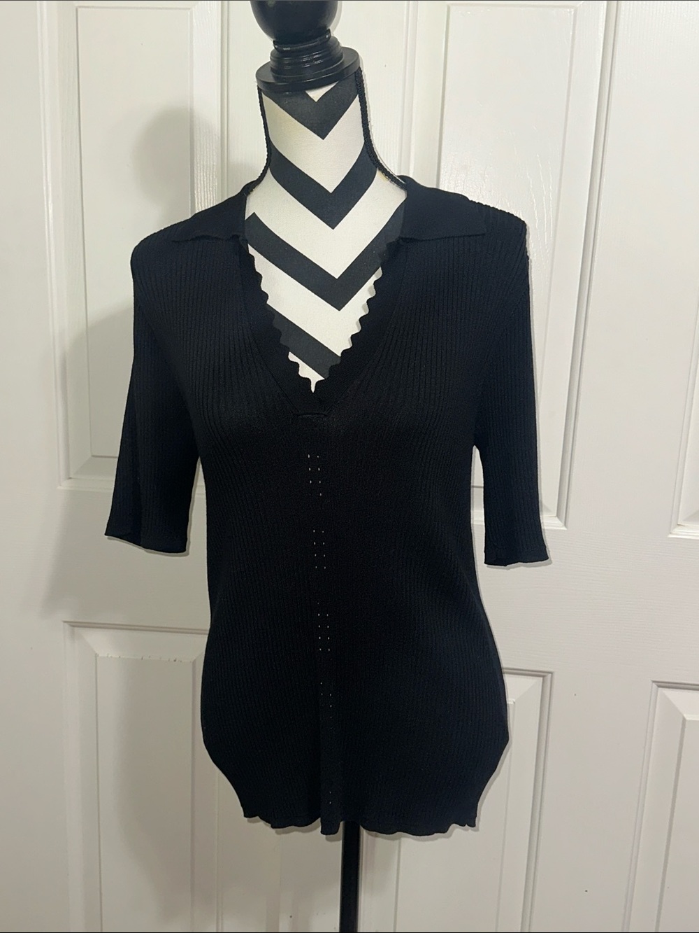 Elie Tahari Black Ribbed V-Neck Short Sleeve Sweater